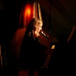 Kristin featured am Flügel beim TIPS Fem Slam September 2018 im Beyerhaus