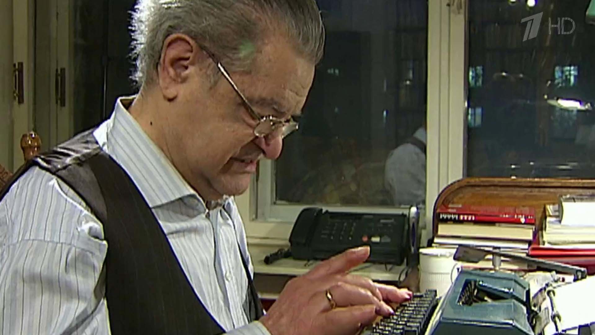 Когда умер искандер. Биография. Награды и звания