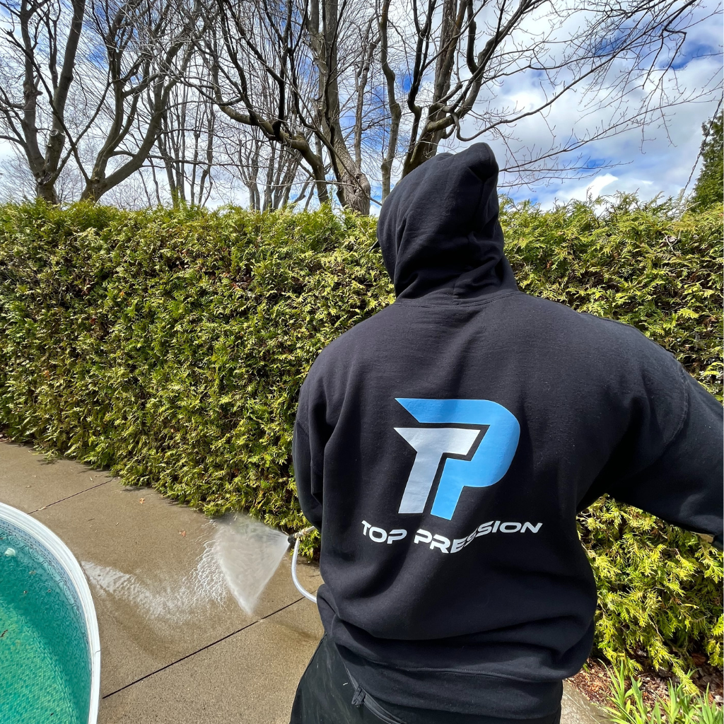 Nettoyage à pression des abords d'une piscine à Bécancour avec Top Pression.