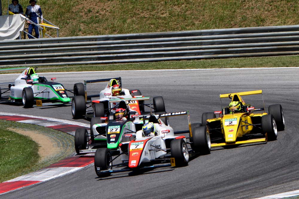 Spannende Duelle in der ADAC Formel 4 © Rudolf Beranek