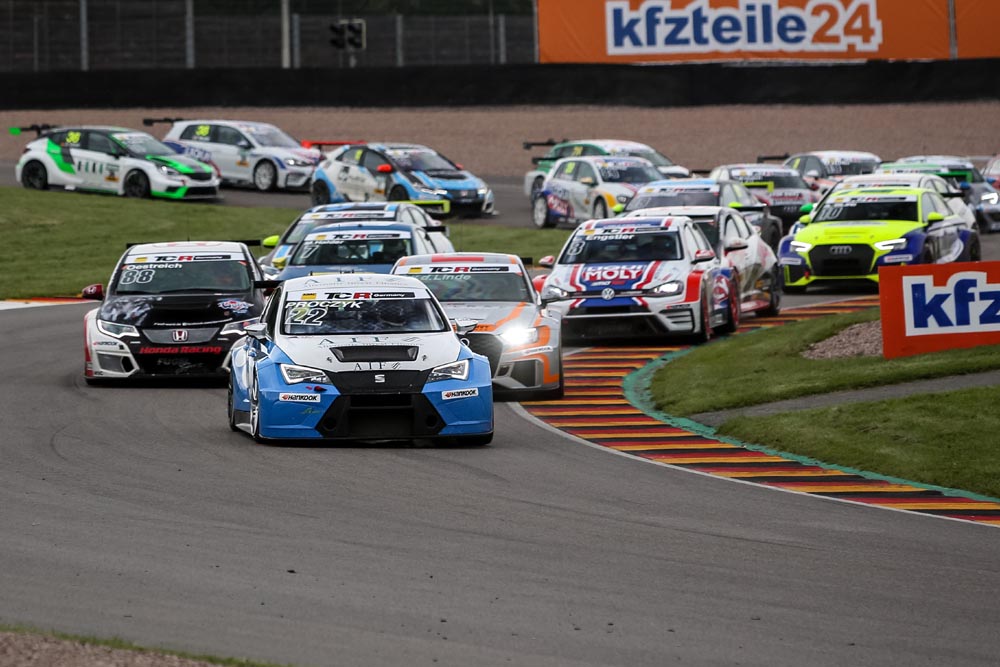 Harald Proczyk führt den Pulk an © ADAC Motorsport