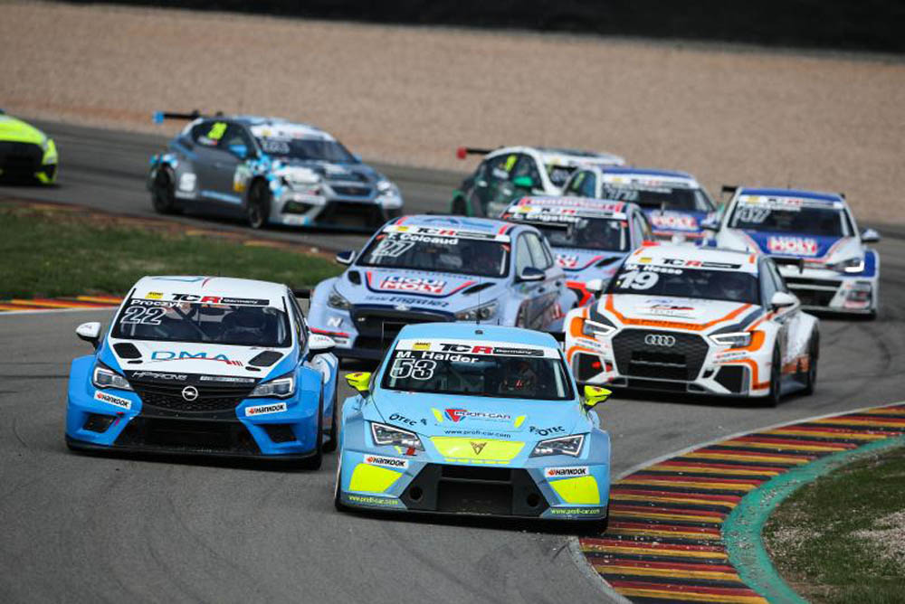 Harald Proczyk im Positionskampf © ADAC Motorsport