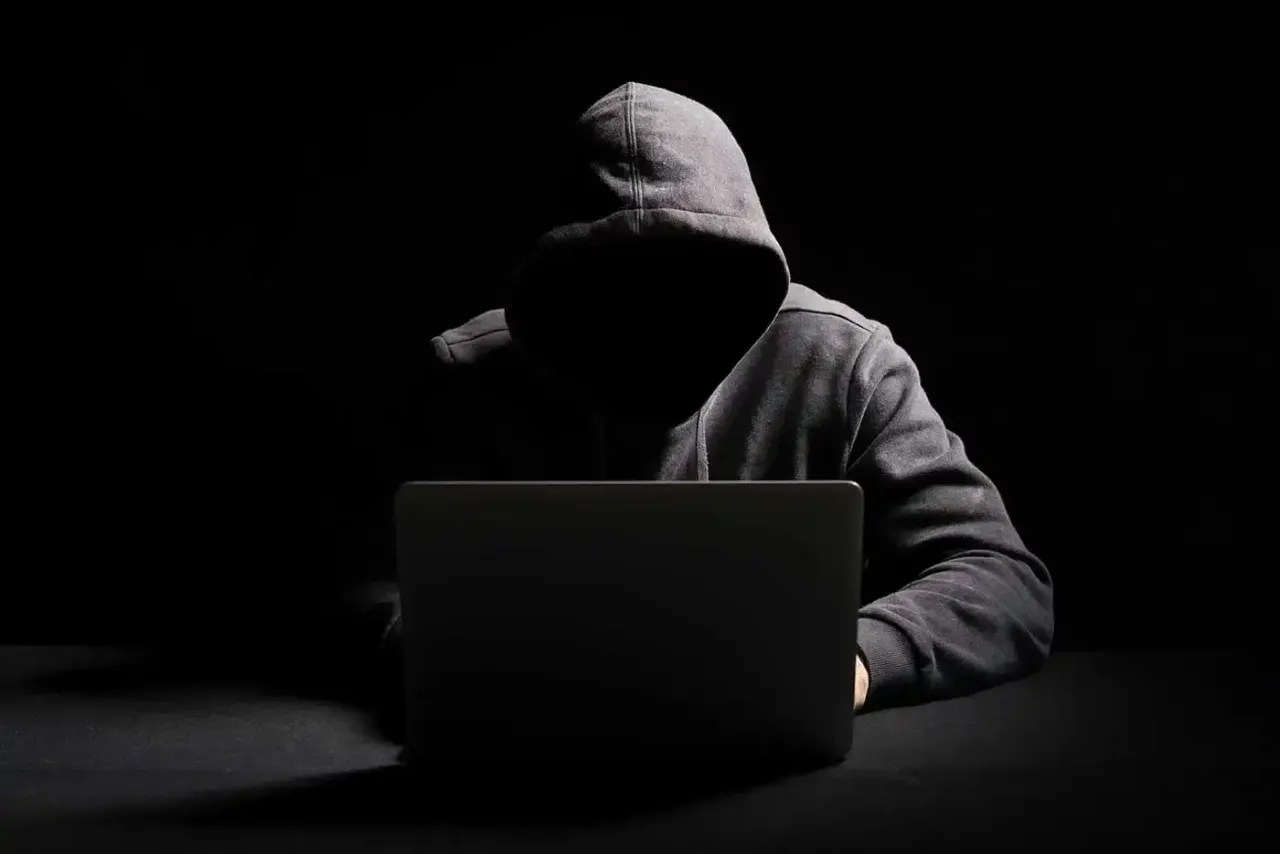 hacker-in-black-hoddie