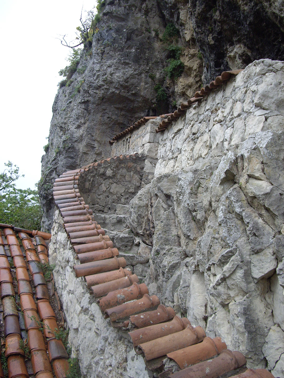 Между 2005 и 2009, здание монастыря на вершине столпа было восстановлено при поддержке национального агентства охраны культурного наследия грузии. Stolp Kachi Odna Iz Samyh Neobychnyh Cerkvej V Mire Sajt O Puteshestviyah