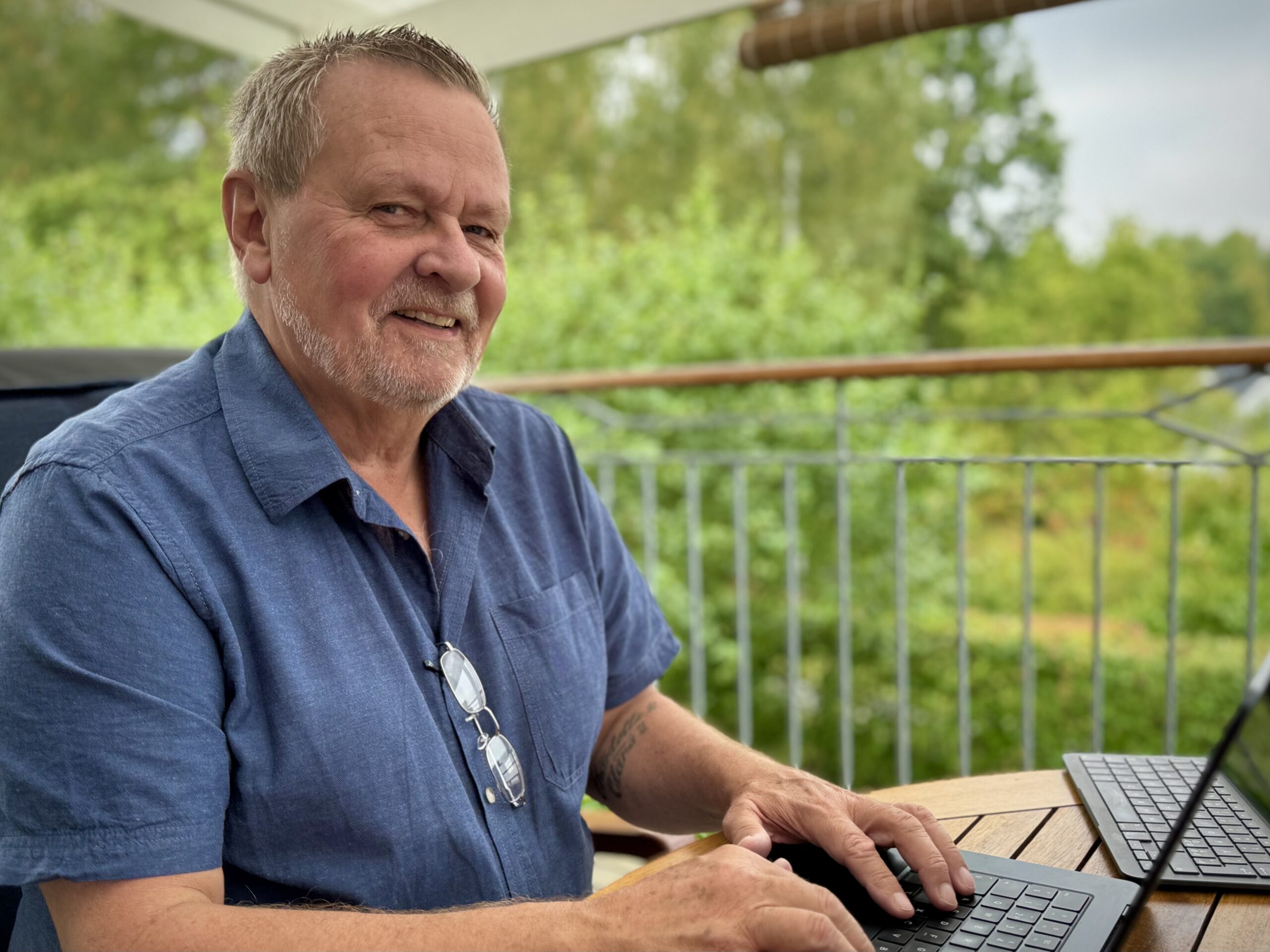 Torbjorn Palmberg skriver på balkongen