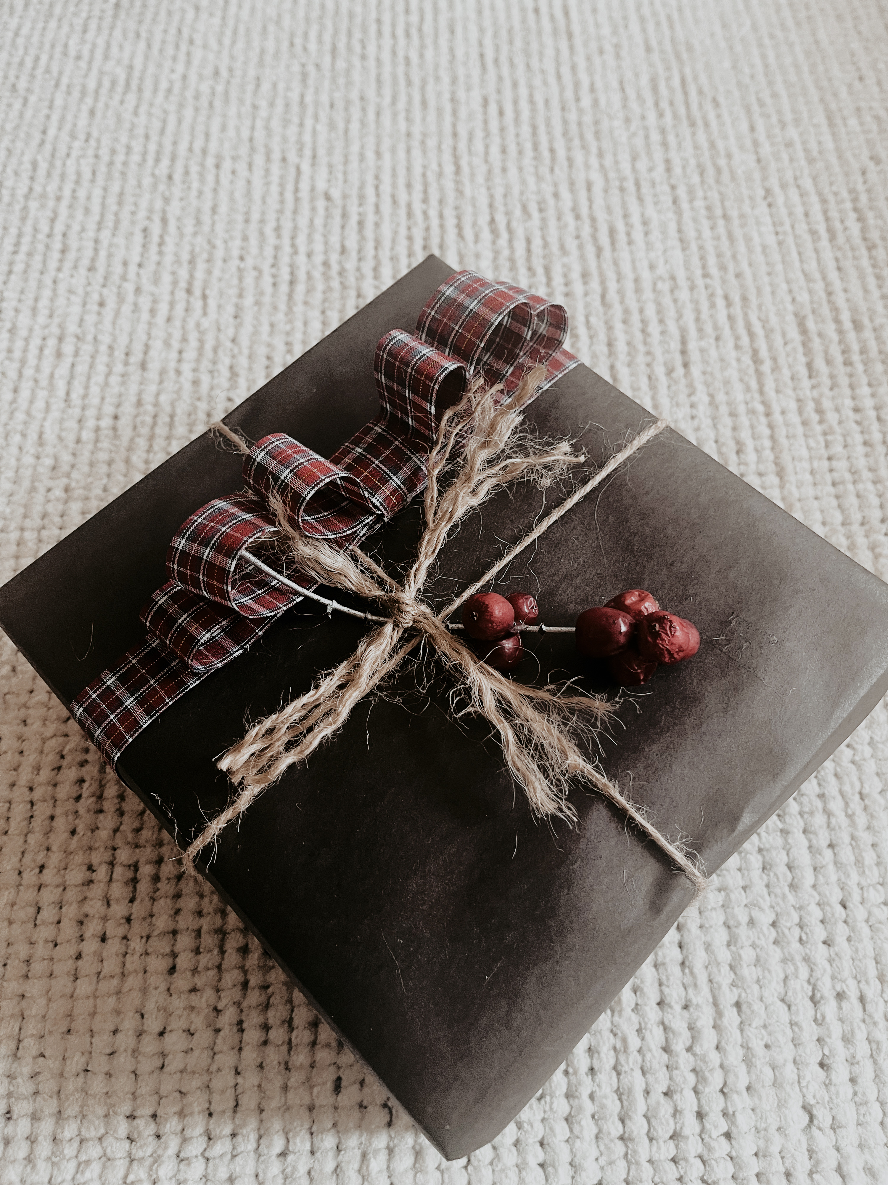 How to Style a Beautiful Gift Display Under Your Tree 