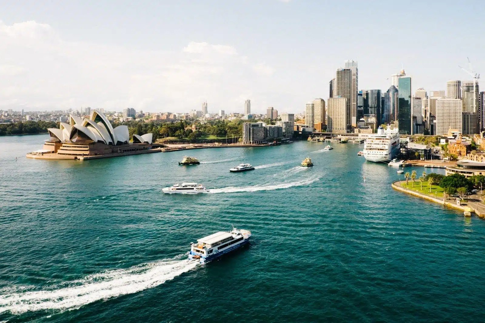 Travelling from melbourne to sydney: family-friendly style • tot: hot