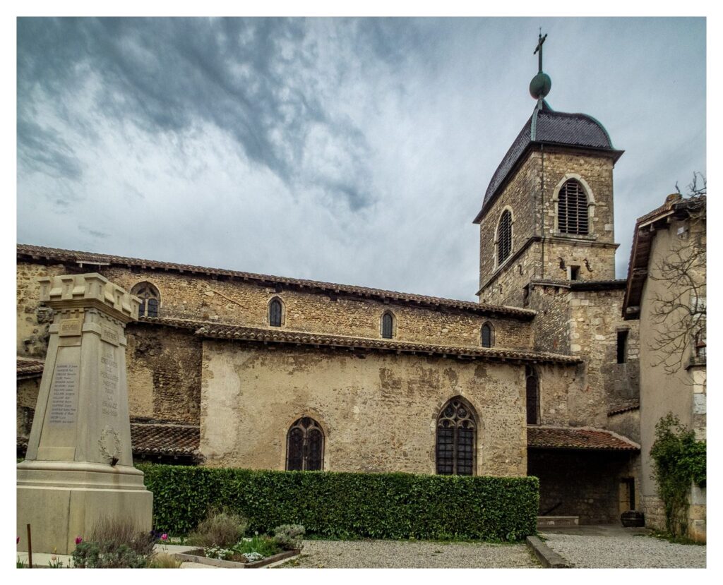 Seitenansicht der Kirche von Pérouges