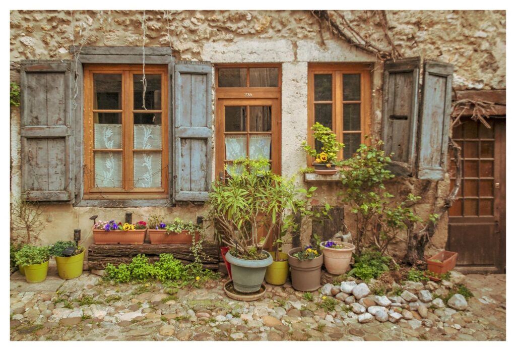 Geschmückte Hausfassade mit Eingang