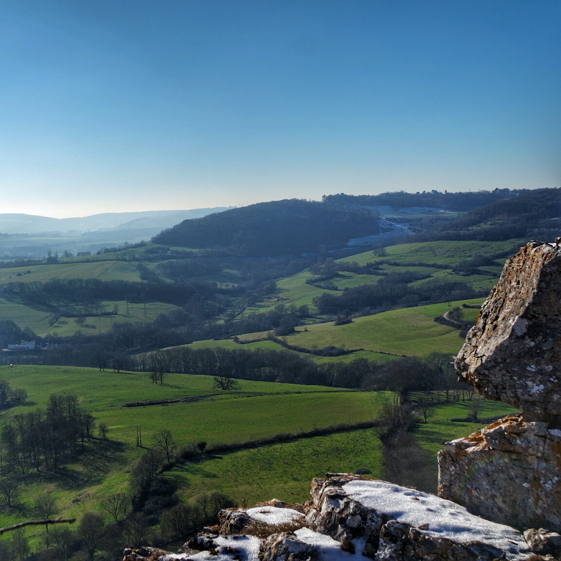 A perte de vue depuis la falaise de Baulme la Roche janvier