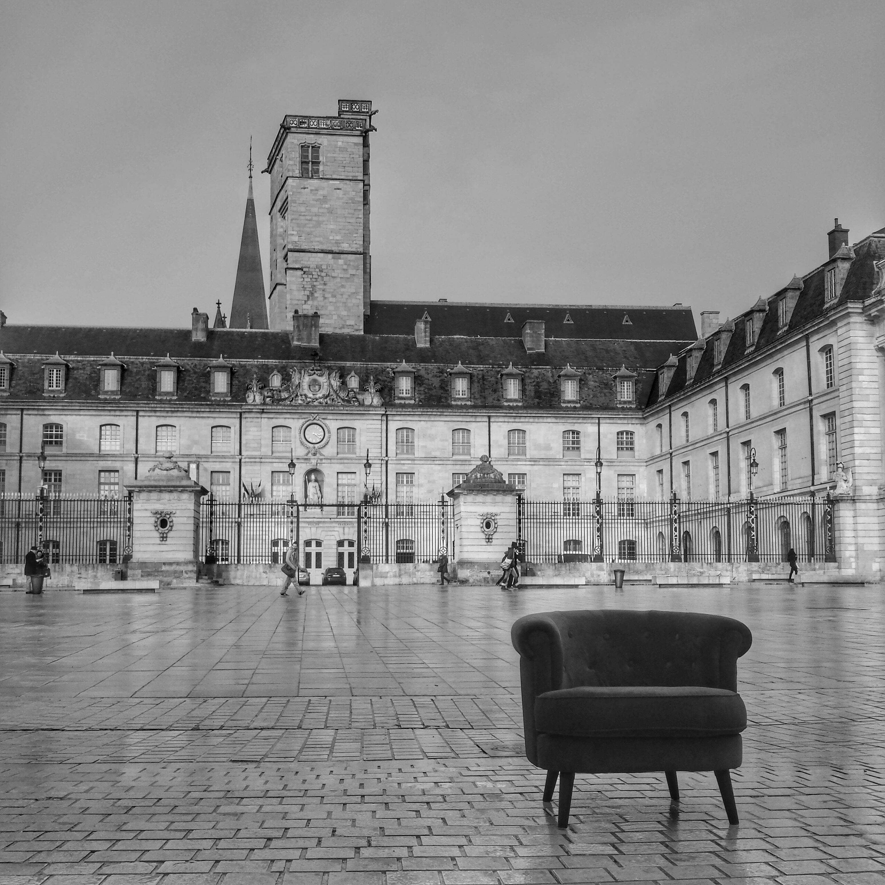 Le Fauteuil-Graphe de QuenT Photography, posé Place de la Libération à Dijon