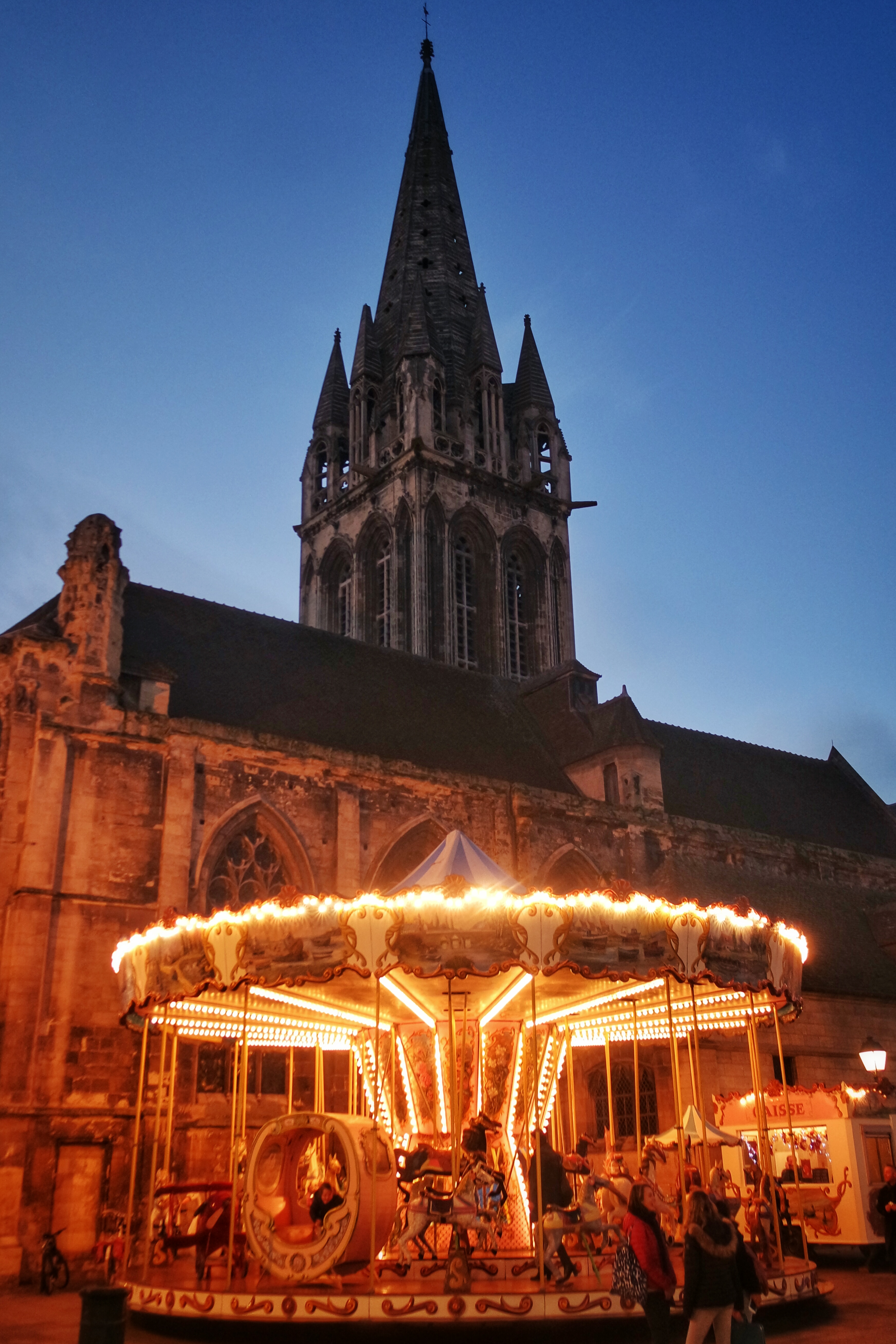 carroussel et eglise centre Caen