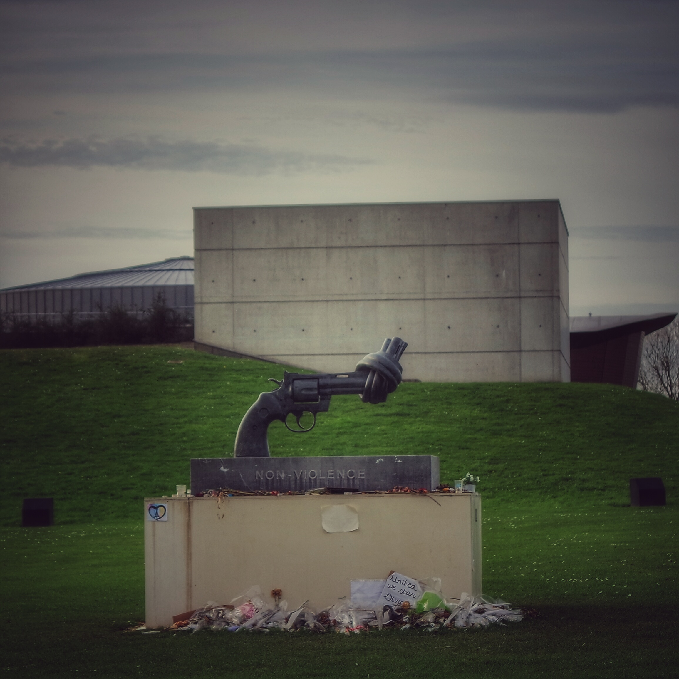 Pistolet noué de Alexanderplatz, Memorial de Caen extérieur