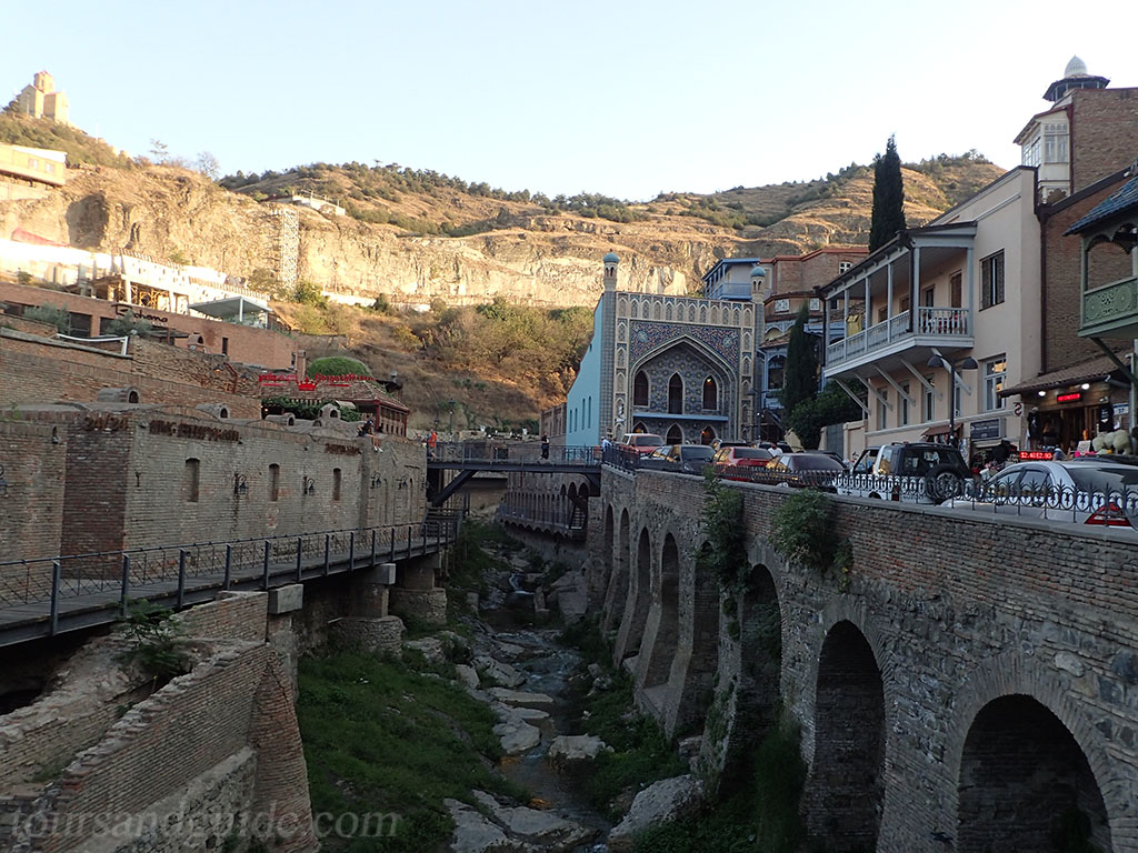 По пути вас ожидает остановка у старинного монастыря на слиянии двух рек . Mcheta Otchet O Puteshestvii Ot Sergeya Russkij Gid V Kuala Lumpure