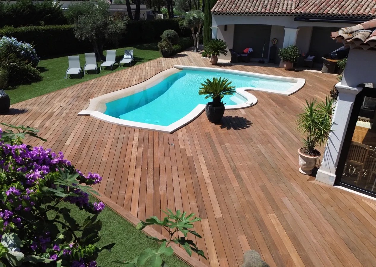Terrasse en bois exotique autour d'une piscine