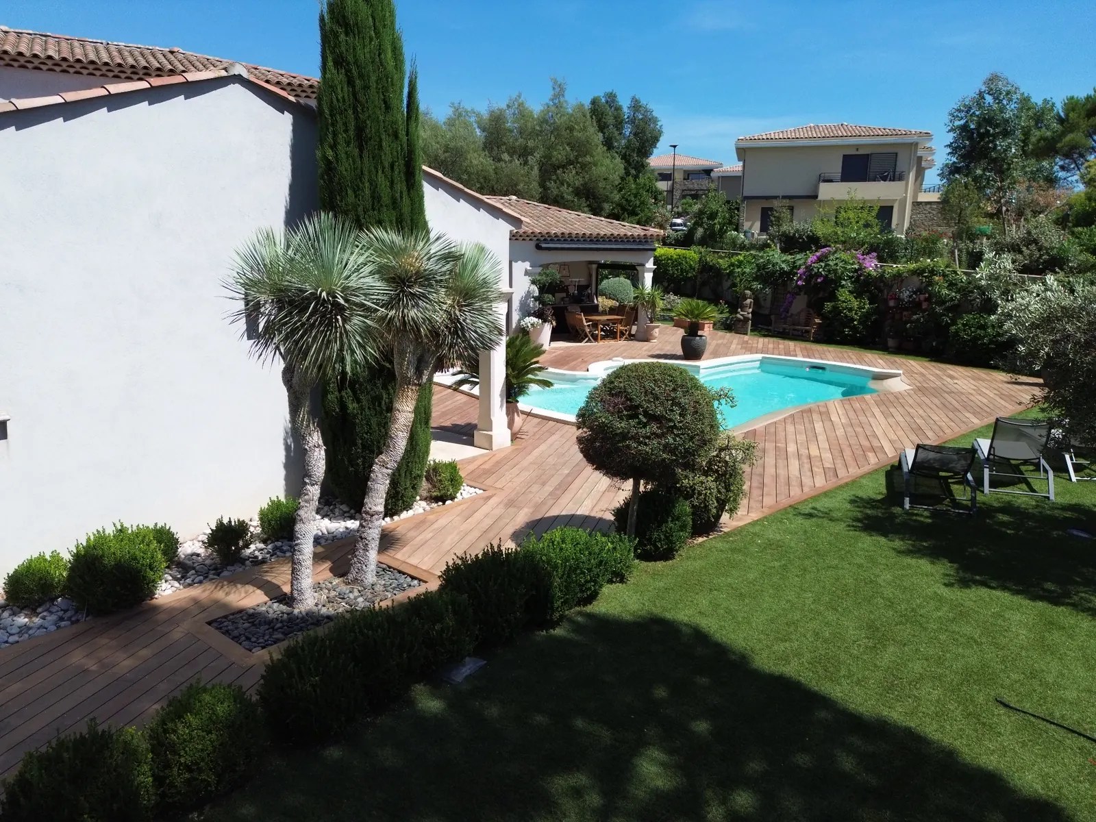 Terrasse bois autour d'une piscine