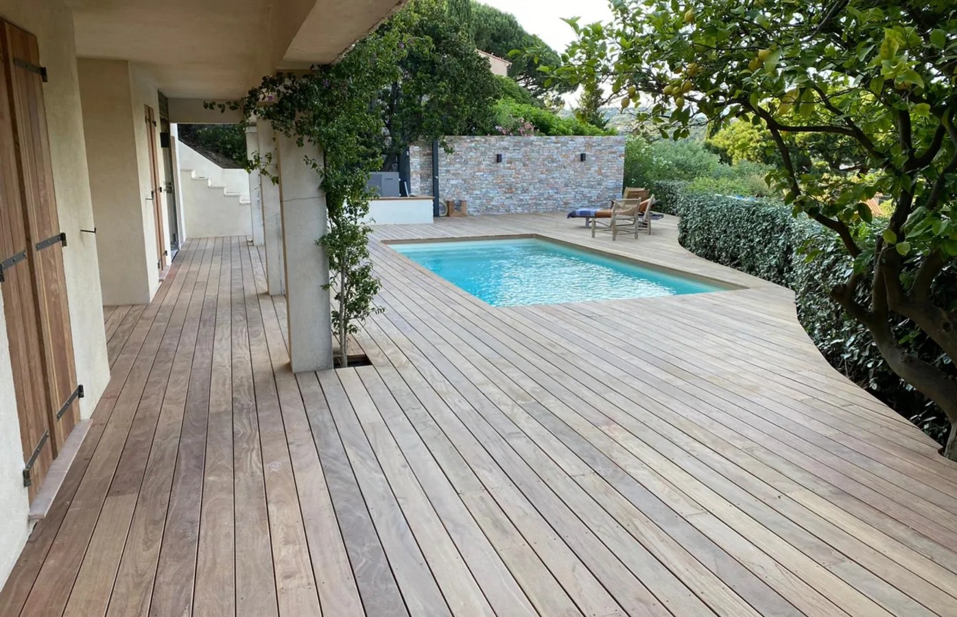 Terrasse en Itauba autour d'une piscine