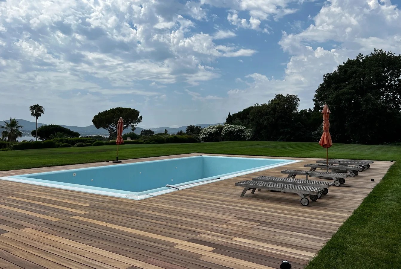 Grande terrasse en Padouk autour d'une piscine