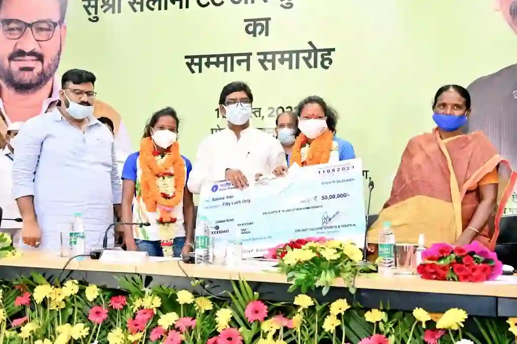 CM Felicitates Nikki Pradhan and Salima Tete, Hands Over Rs. 50 Lakh Cheque to Each