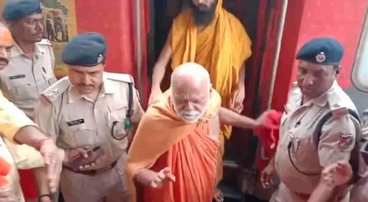 Puri Peeth Shankaracharya arrives in Jamshedpur