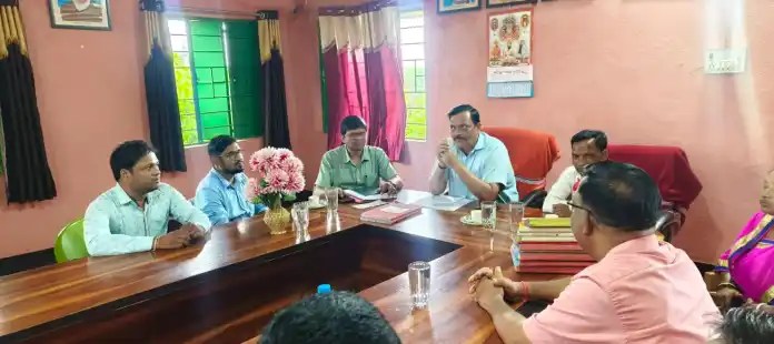 Officials Review Government Schemes in Jamshedpur Blocks and Wards