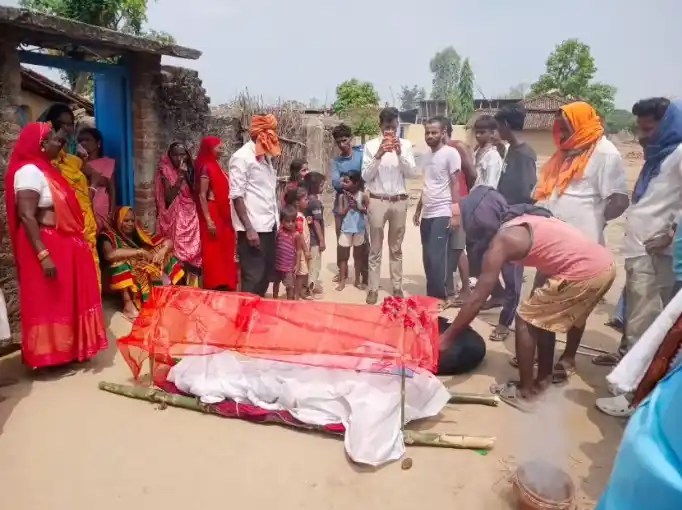 Father Performs Last Rites of Living Daughter in Garhwa