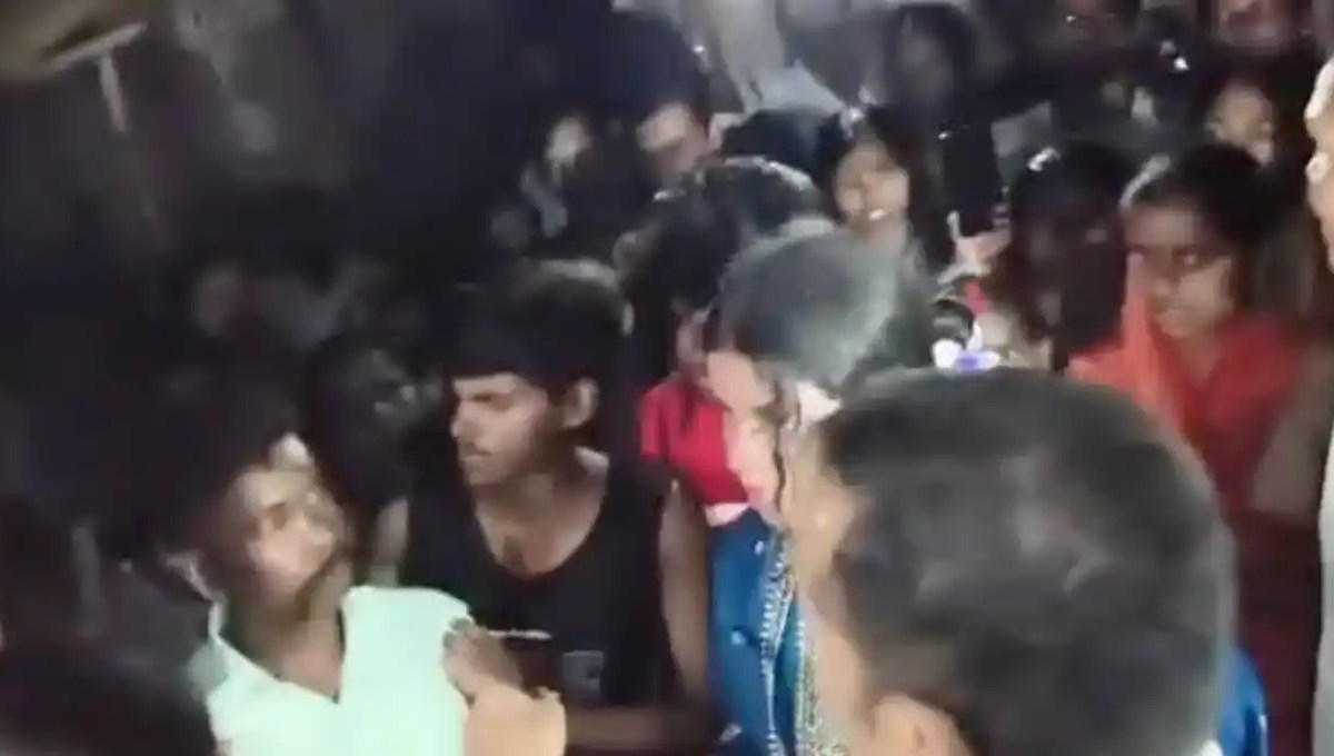 Koderma: Woman Attacks Police With Knife, Accused Flees