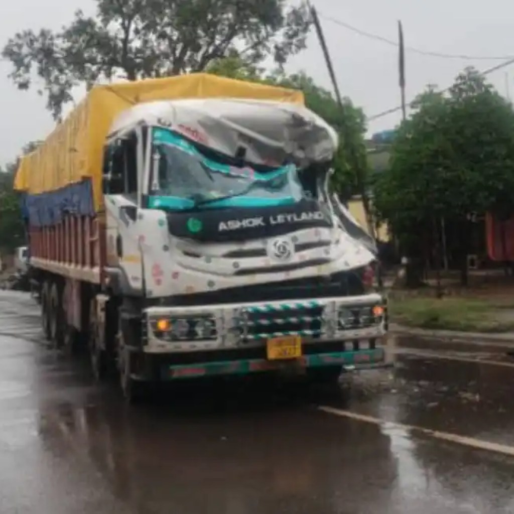 speeding-trailer-rams-labourers-unloading-bamboo-one-killed-in-rajnagar-2-webp