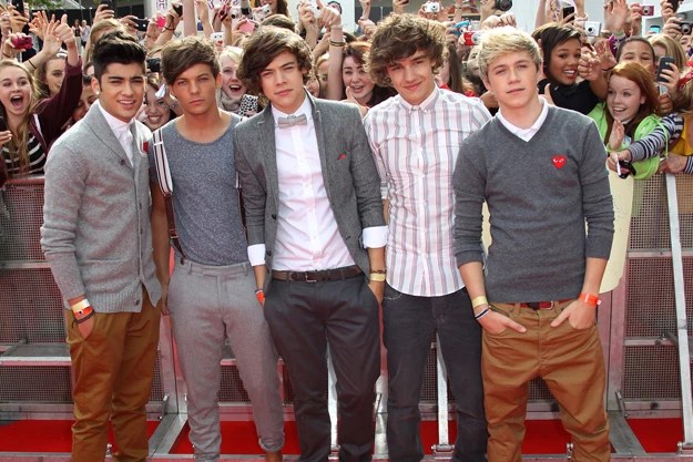 Simon merupakan merupakan juri untk acara the x factor yang langsung membentuk para juara menjadi boys band one direction dengan anggota niall . One Direction in Middle of Lawsuit Over Band Name