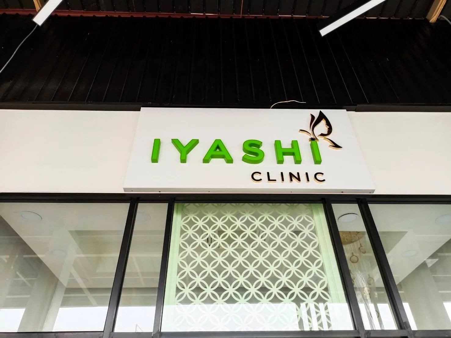 Iyashi Clinic - sign by Thai Prasith Signtech