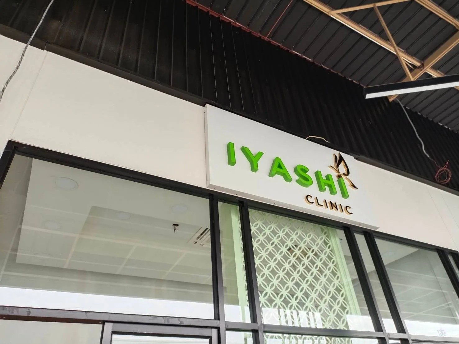 Iyashi Clinic - sign by Thai Prasith Signtech