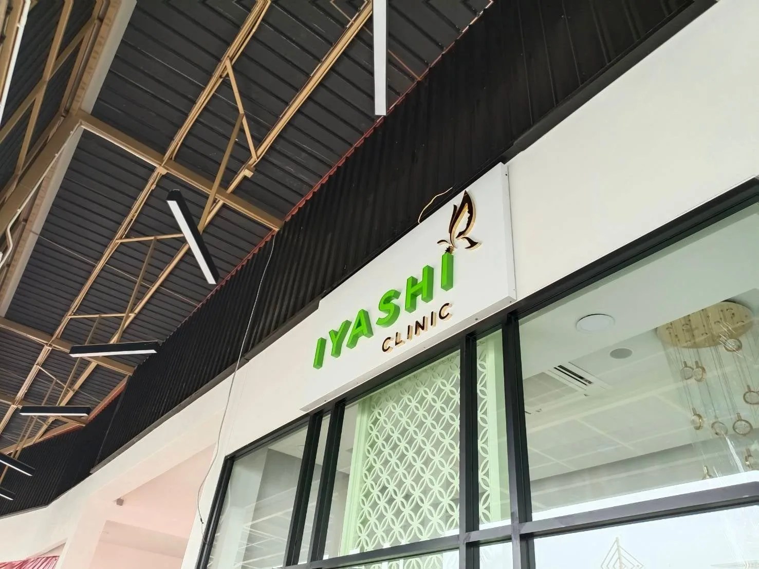 Iyashi Clinic - sign by Thai Prasith Signtech