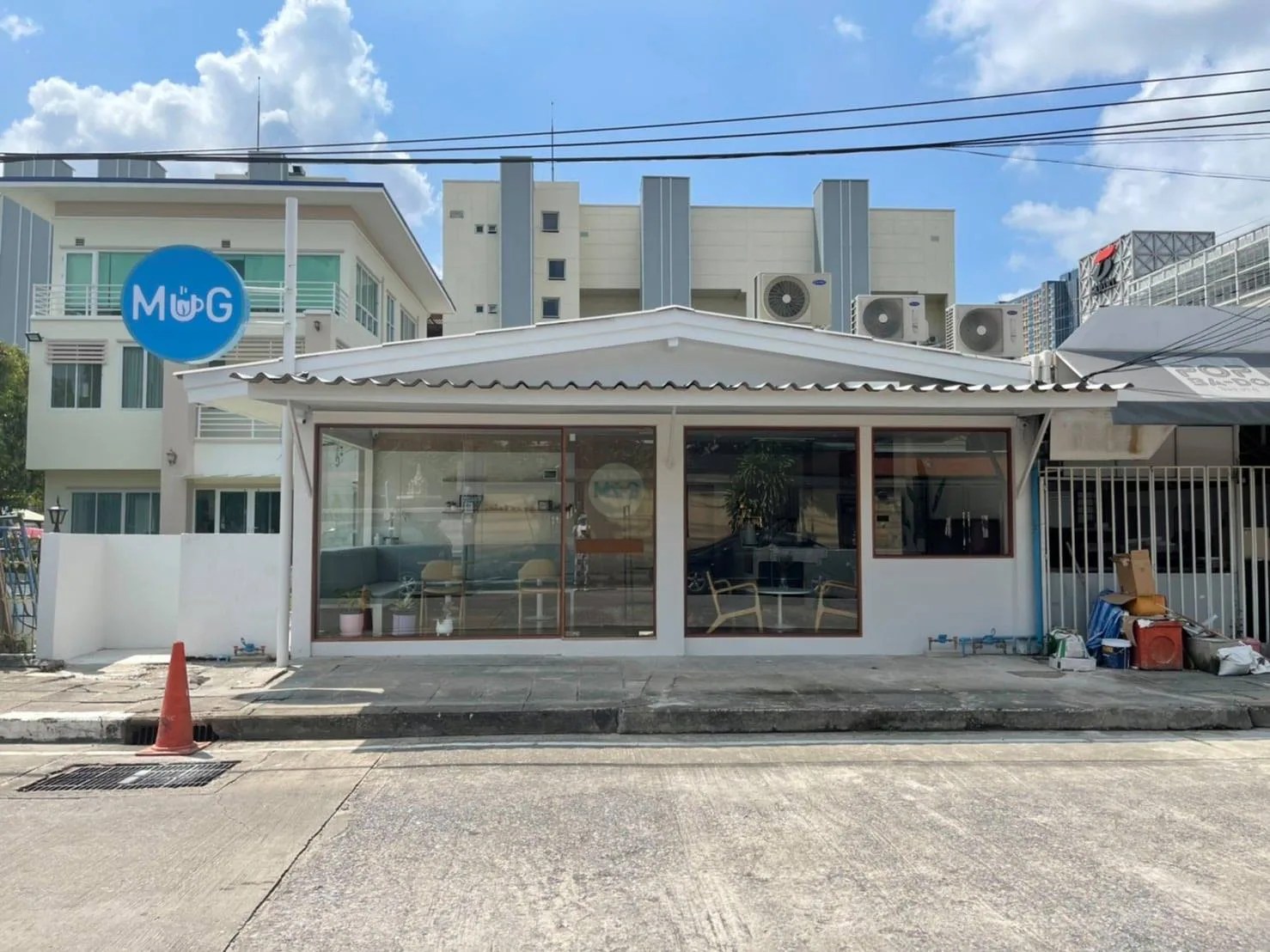 MUG Cafe - sign by Thai Prasith Signtech