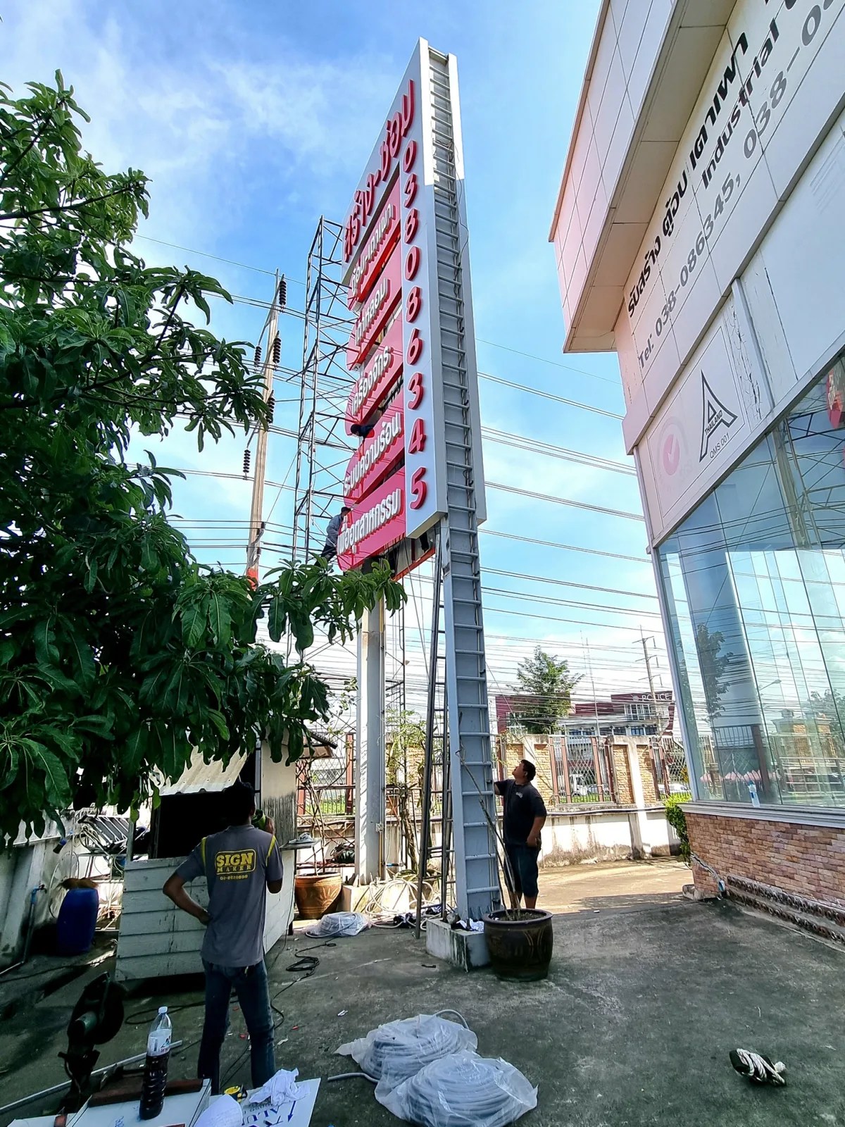 Sang-Som pylon - sign by Thai Prasith Signtech