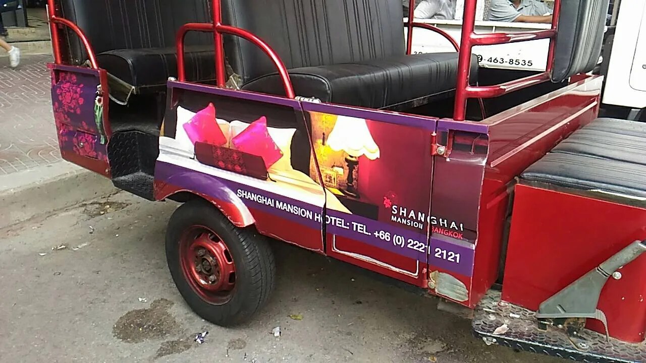 Shanghai Mansion tuk-tuk - sign by Thai Prasith Signtech