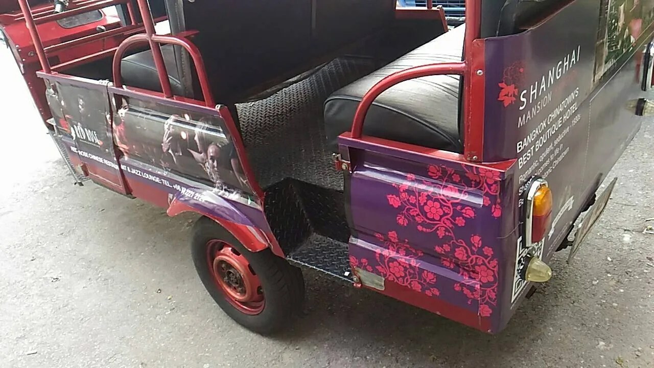 Shanghai Mansion tuk-tuk - sign by Thai Prasith Signtech