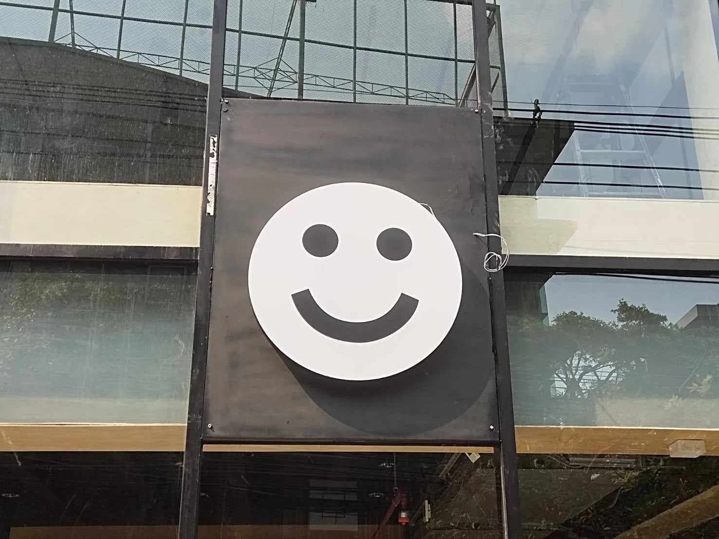 Smiley and wifi neon - sign by Thai Prasith Signtech