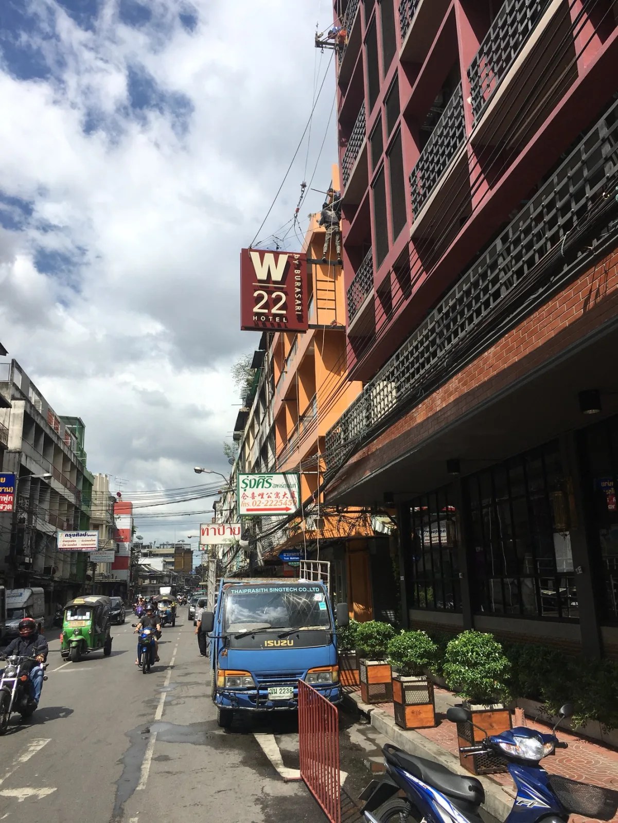 W22 Hotel by Burasari - sign by Thai Prasith Signtech