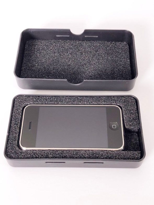 Quelqu’un a mis vente sur eBay un prototype d’iPhone de 2006 — et les  enchères ont dépassé les 13.000$