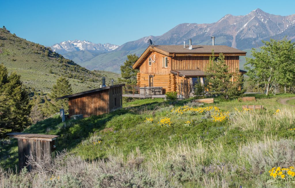 Private, comfortable cabin set near a charming creek. Mountain Cabin - Paradise Valley Near Yellowstone National
