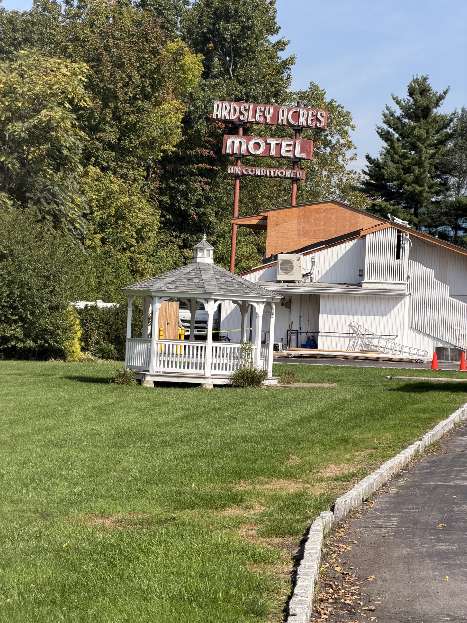 Ardsley Acres Hotel Court beside the South County Trailway in Ardsley, New York
