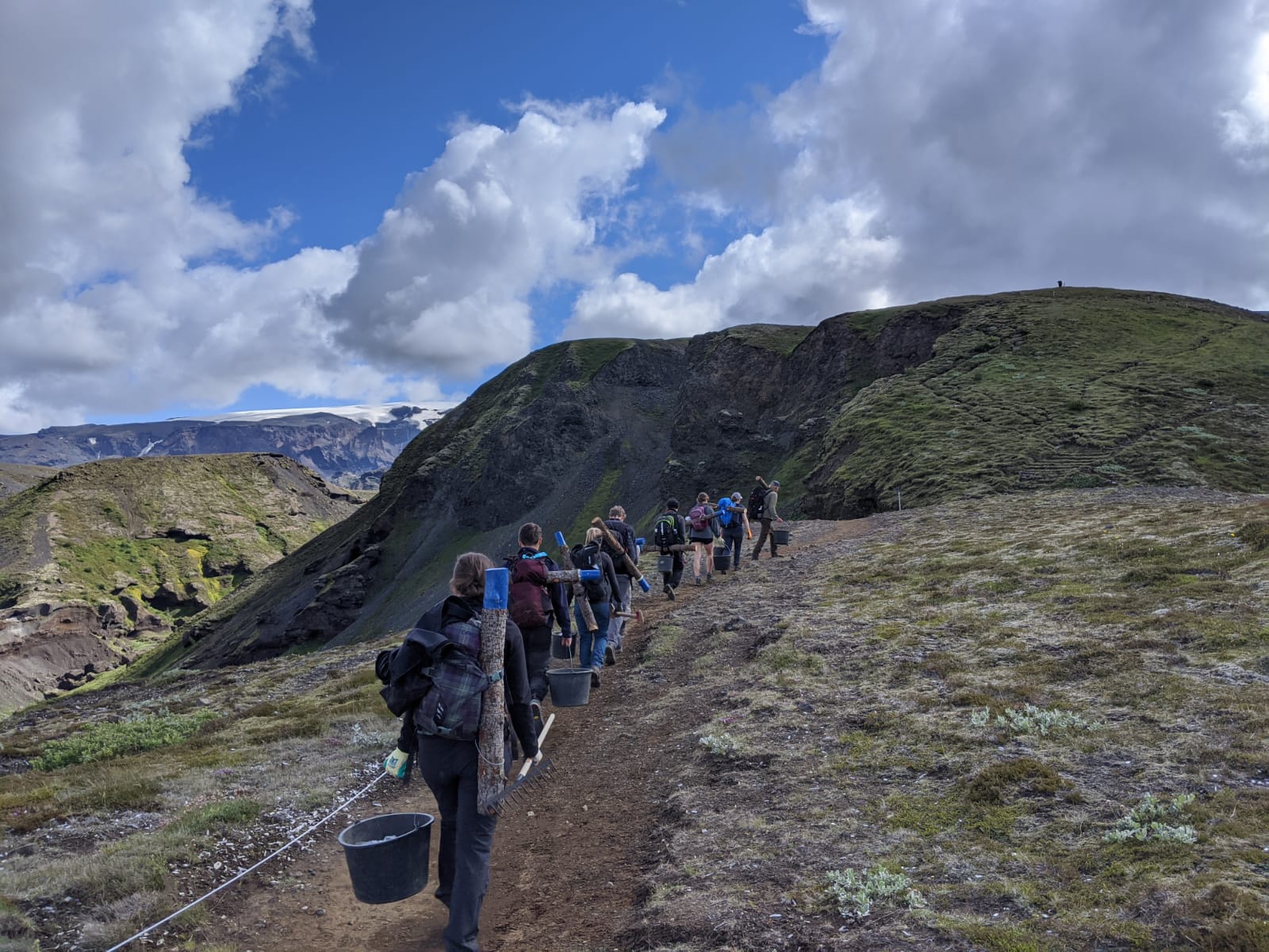 Moving materials to Morinsheiði (Isabel Cadec)