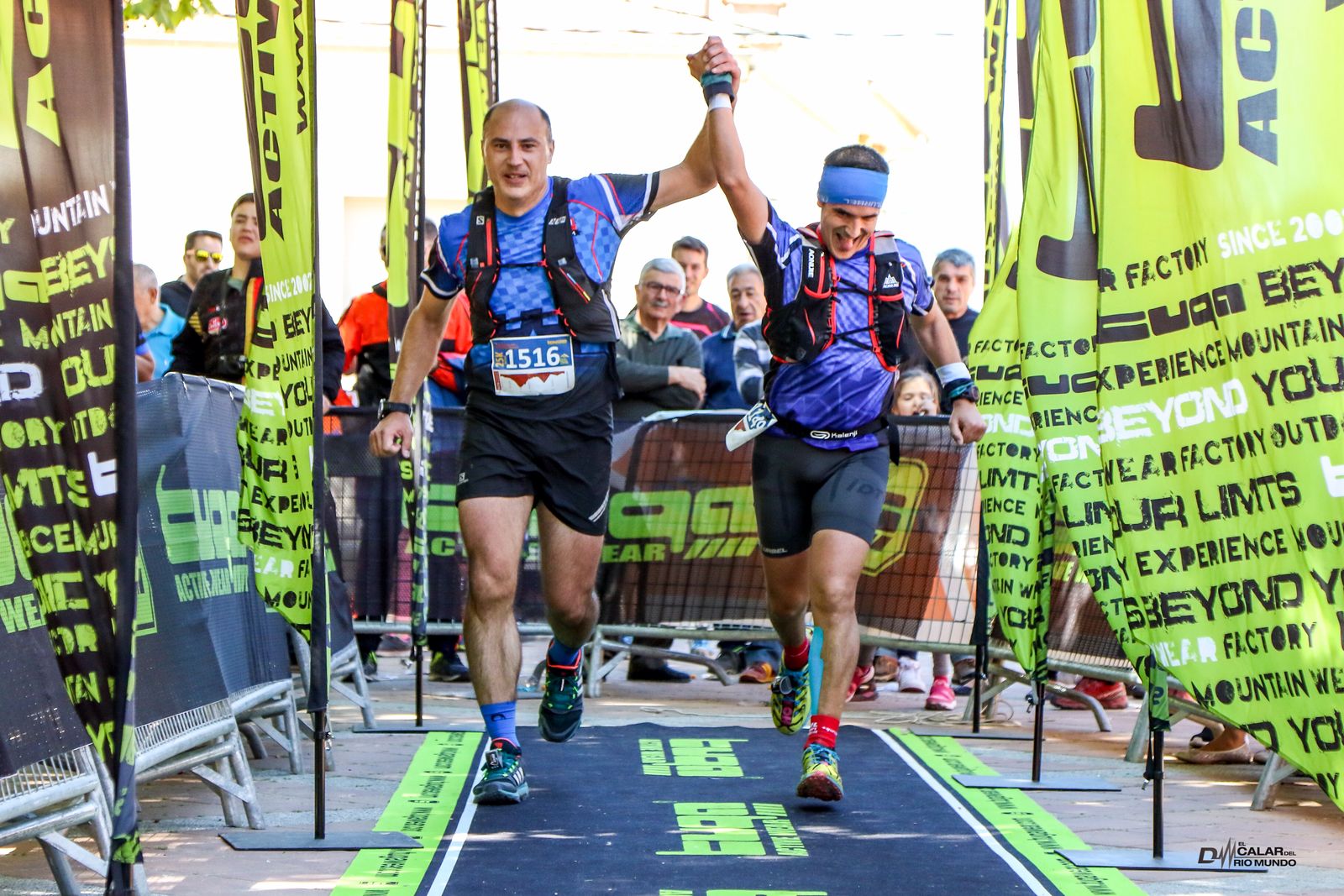 José Antonio y Luís entrando juntos a meta
