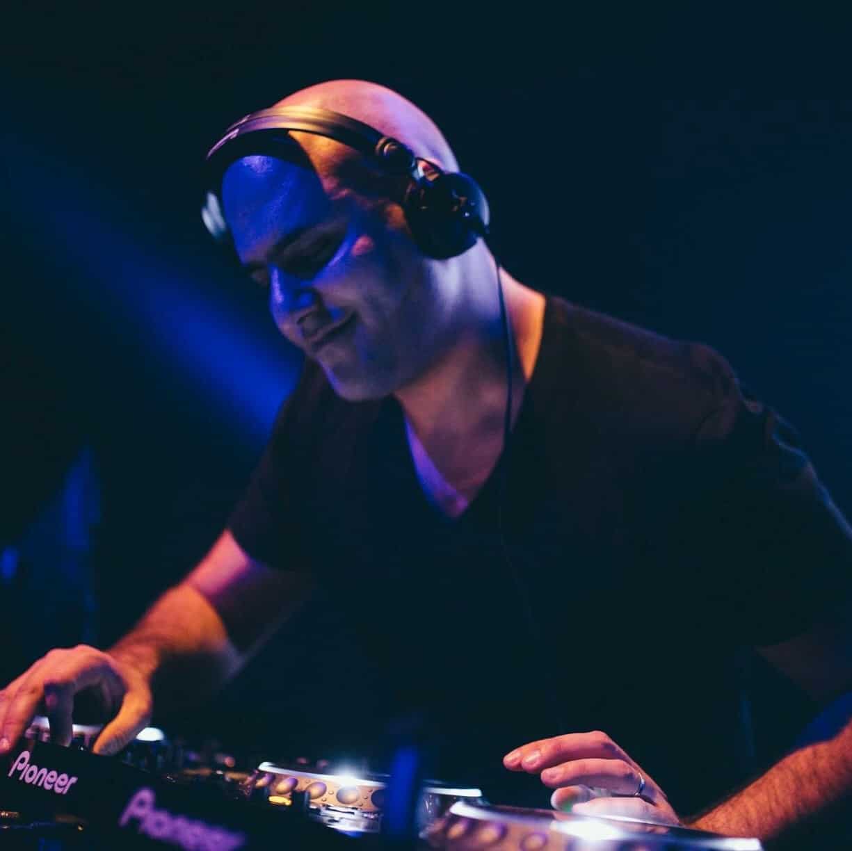 Future Sound Of Egypt 374 (12.01.2015) with Aly & Fila