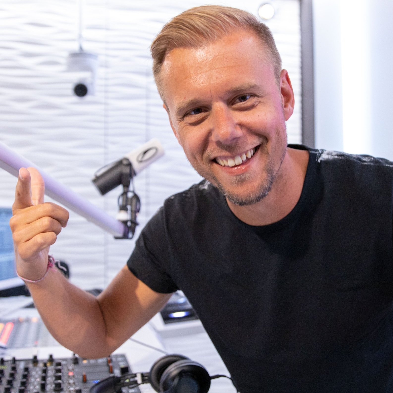 A State Of Trance 1071 (02.06.2022) with Armin van Buuren, Ruben de Ronde, Ferry Corsten & Ben Gold