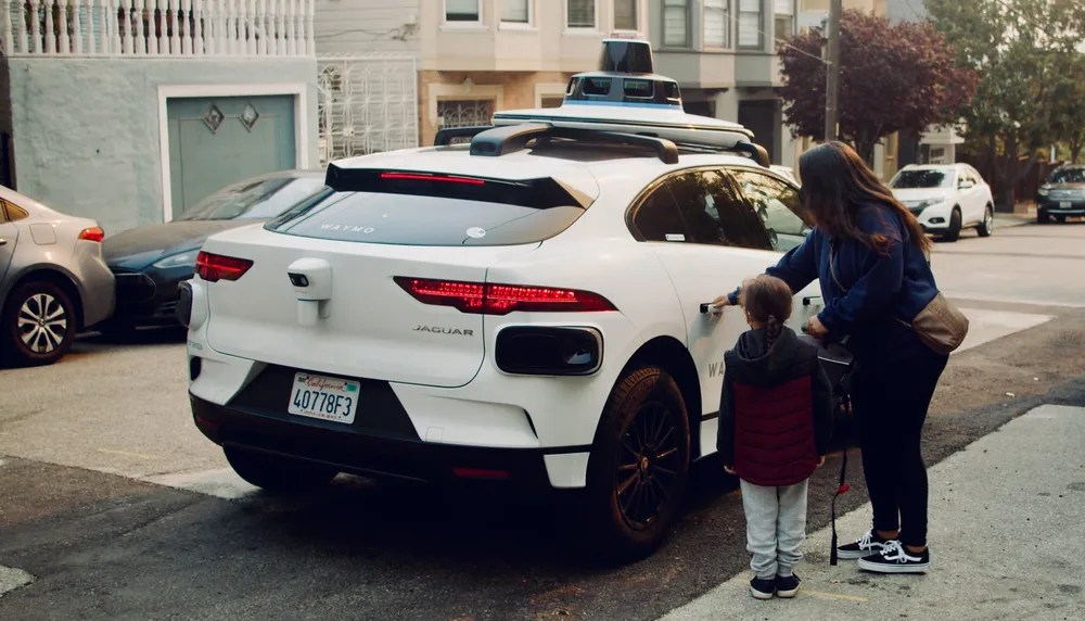 A jornada da Waymo na liderança do mercado de veículos autônomos enfrenta altos custos operacionais e a busca pela lucratividade