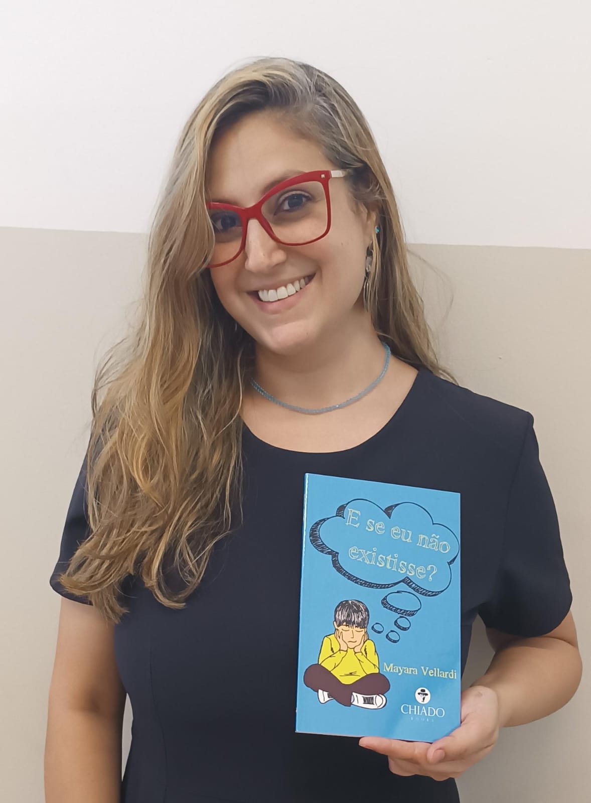 A autora Mayara Vellardi, em sua obra, traz à tona os desafios emocionais enfrentados por um adolescente, oferecendo uma oportunidade de refletirmos sobre esse tema urgente e sensível.