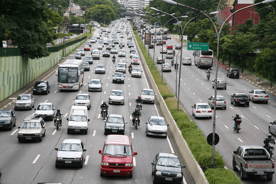 Aumento no uso de carros particulares e redução no número de passageiros do transporte público em São Paulo.