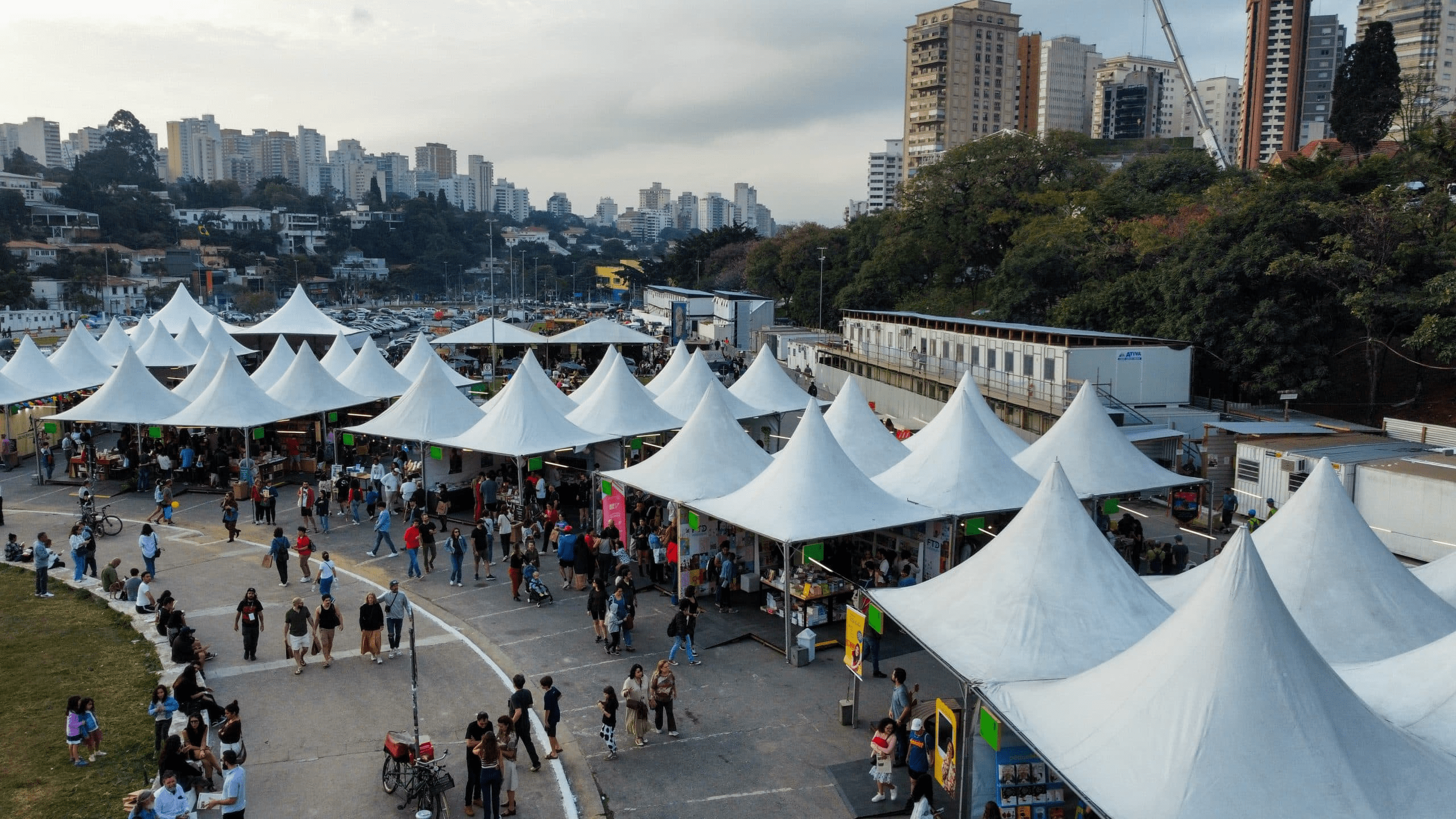 A quarta edição da Feira do Livro, realizada na Praça Charles Miller — localizada no Pacaembu, São Paulo —, acontecerá entre 14 e 22 de junho de 2025, com entrada gratuita e programação diversificada.