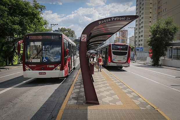 Os corredores de ônibus são faixas exclusivas destinadas ao transporte coletivo, com o objetivo de agilizar a circulação dos ônibus e mobilidade urbana.